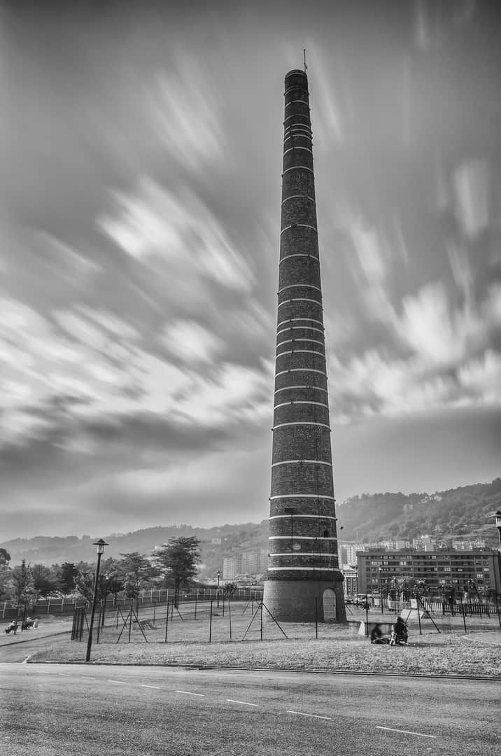 La chimenea del parque de Etxebarria, en Bilbao, sobre el césped del parque.