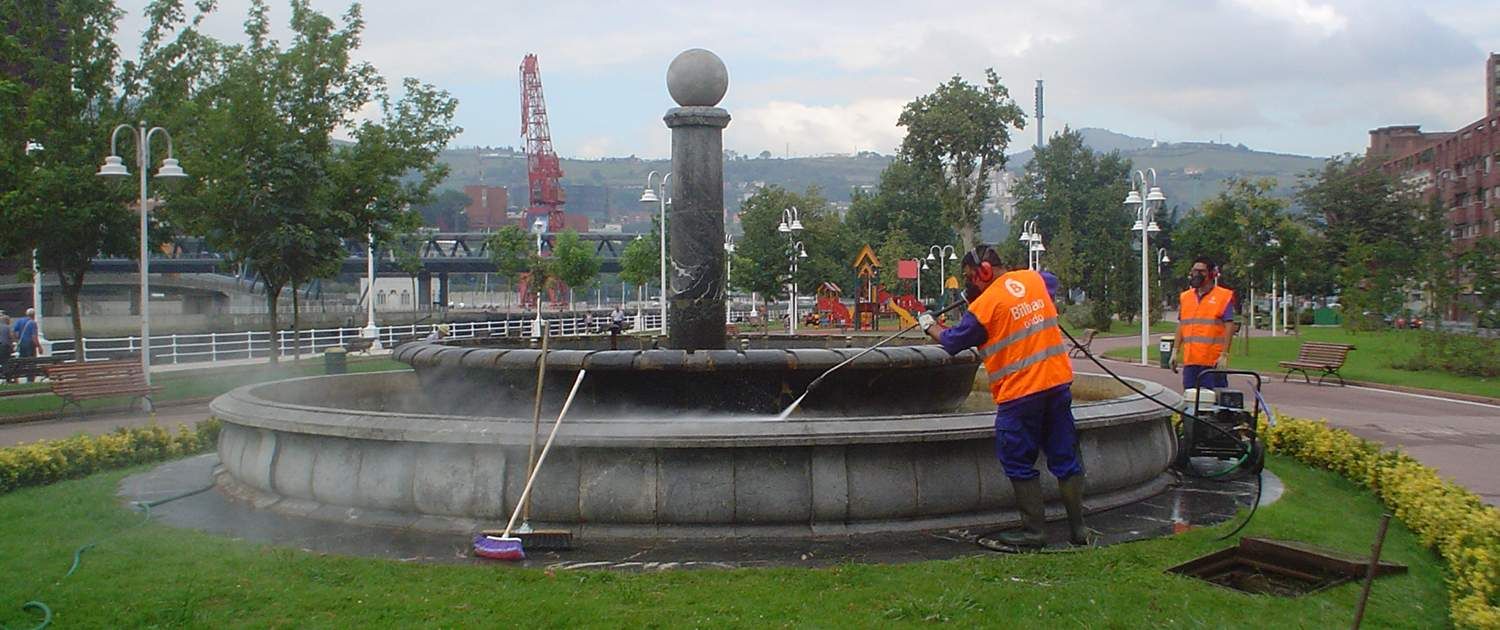 Fhimasa en obra y en mantenimiento: una canalización, una acera renovada o una red de agua, formato panorámico.