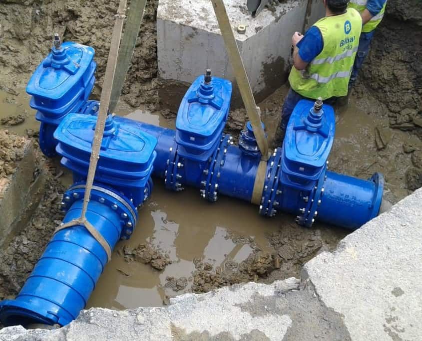 Cuadrilla reparando una tubería o renovando una acera en casco urbano.